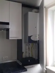 Дизайн кухни с газовым котлом у окна