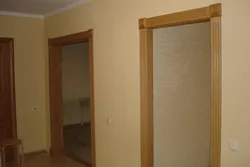 Пәтер фотосуретіндегі есіктер мен есіктерді әрлеу