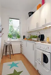 Дизайн узкой кухни с окном 2 на 4
