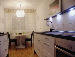 Дизайн узкой кухни с окном 2 на 4