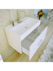 Divara quraşdırılmış vanna otağı lavabo fotoşəkili