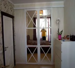 Oyna bilan shkaf eshigi dizayni fotosurati