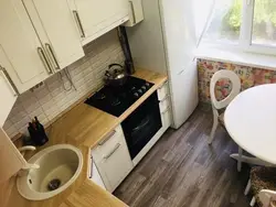 Xruşşov dövrü mətbəxində interyer 6 kv m soyuducu ilə dizayn