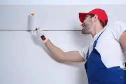Kvartirada bo'yalgan shiftlarning fotosurati