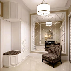 Design with mirrors on all walls in the hallway