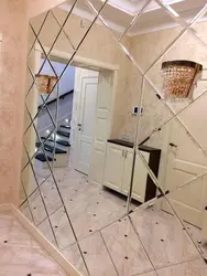 Design with mirrors on all walls in the hallway