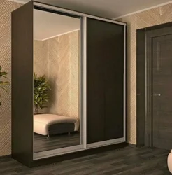 Bir güzgü fotoşəkili ilə koridorda quraşdırılmış qarderob