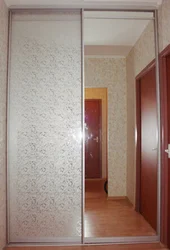 Встроенный шкаф купе в прихожую с одним зеркалом фото