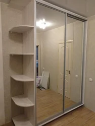 Гардероби дарунсохт дар долон бо як акс оина