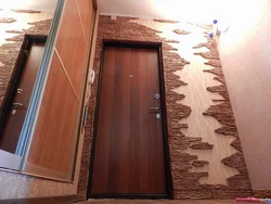 Отделка дверей декоративным камнем в прихожей фото