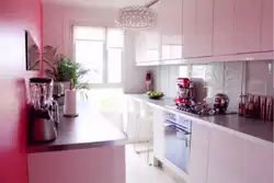 Çəhrayı Divarları Olan Mətbəx Daxili