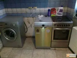 Дар ошхона мошини ҷомашӯӣ ва зарфшӯйӣ акс дорад