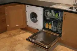 Ас үйде кір жуғыш машина мен ыдыс жуғыштың фотосуреті бар