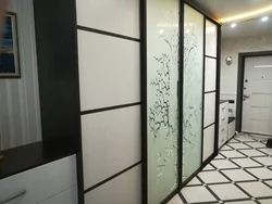 Dar koridorda foto dizaynında quraşdırılmış qarderob