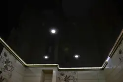 Ванна с черным потолком натяжным фото
