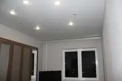 Yotoqxonadagi fotosuratda mat oq cho'zilgan ship