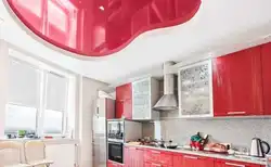 Фота чырвоная нацяжная столь на кухні