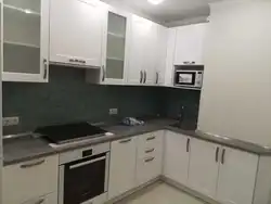 Дызайн кухні з корабам справа