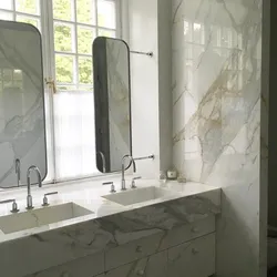 Pəncərənin yanında hamam dizaynı lavabo