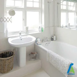 Pəncərənin yanında hamam dizaynı lavabo