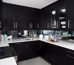 Акси ошхона бо countertop сиёҳ ва яхдон сиёҳ