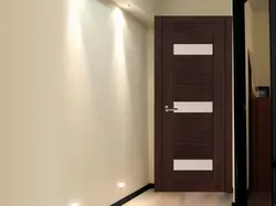 Дәліздің интерьеріндегі жаңғақ түсі