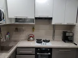 Muzlatgich va gaz plitasi fotosurati bilan burchak oshxonasi