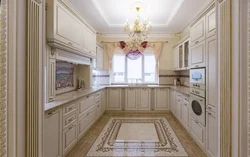 Дызайн кухні ў светлых танах з пліткай