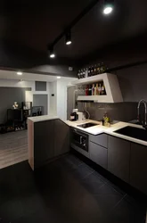 Дизайн кухни с черным потолком