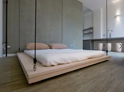 Osilgan to'shak bilan yotoqxonaning ichki qismi