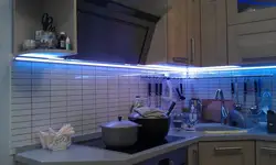 Arxa işıqlı lent ilə mətbəxin fotoşəkili