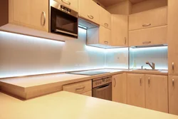 Arxa işıqlı lent ilə mətbəxin fotoşəkili