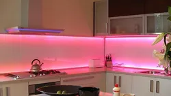 Артқы жарығы бар таспамен ас үйдің суреті