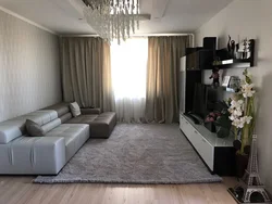 Интерьер гостиной с одним окном и угловым диваном фото