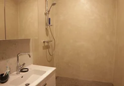 Banyoning ichki qismidagi devorlar uchun dekorativ gips fotosurati