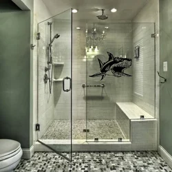 Еденнен төбеге дейін душ кабинасы бар ванна бөлмелерінің фотосы