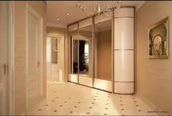 Içərisində güzgü şəkli olan koridorda qarderob