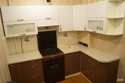 Photos of corner built-in kitchens with gas stoves