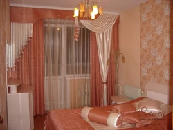 Yataq Otağında Balkon Qapısı Olan Bir Pəncərə Üçün Pərdələrin Dizaynı