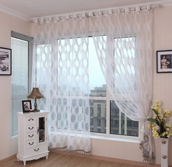 Yotoqxonada balkon eshigi bo'lgan deraza uchun pardalar dizayni
