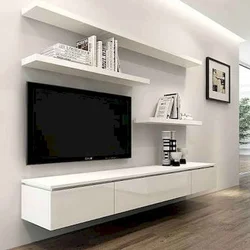 TV ilə divarda oturma otağının daxili hissəsindəki rəflər