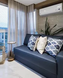 Mətbəx dizaynında mavi divan