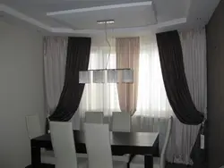 Бір үлкен терезе фотосы үшін ас үйдегі қонақ бөлмесіндегі перделер