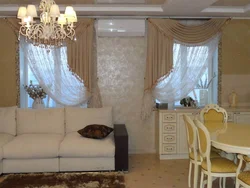 Bir böyük pəncərə fotoşəkili üçün mətbəx oturma otağında pərdələr