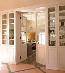 Бөлмеге есік бар ас үй интерьері