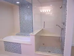 Бір бөлме дизайнында науасы жоқ ванна мен душ