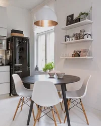 Фото кухни с круглым столом у стены