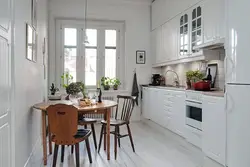 Фото кухни с круглым столом у стены