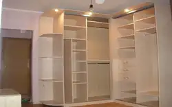 Yataq otağının daxili hissəsindəki künc qarderoblarının fotoşəkili