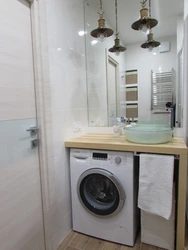 Мошини ҷомашӯӣ дар зери countertop дар акс ҳаммом
